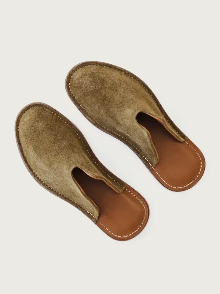 Pantoufle en cuir olive suède