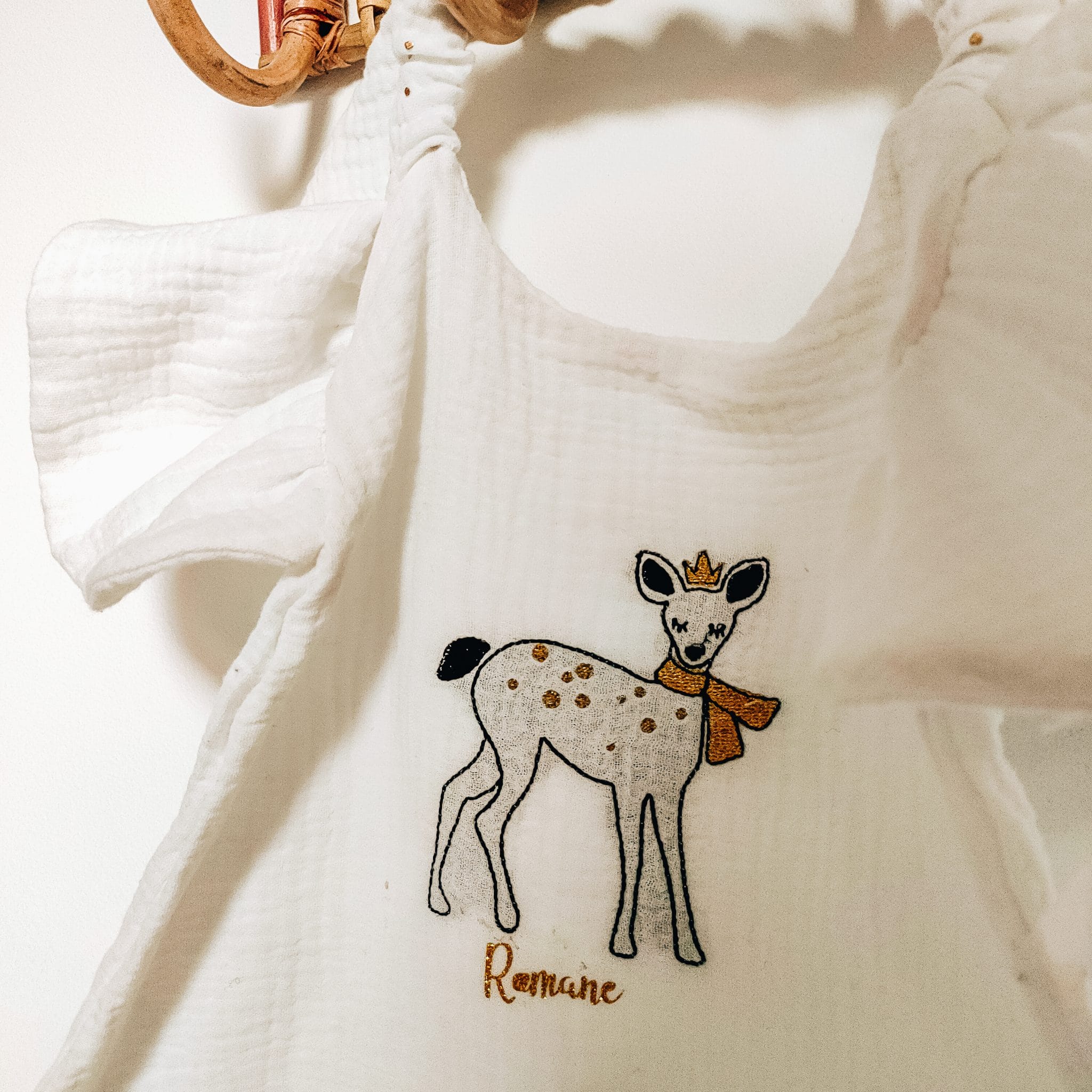 Bavoir Serviette couvrant Elastique à personnaliser | modèle Choupette à volants – Image 6