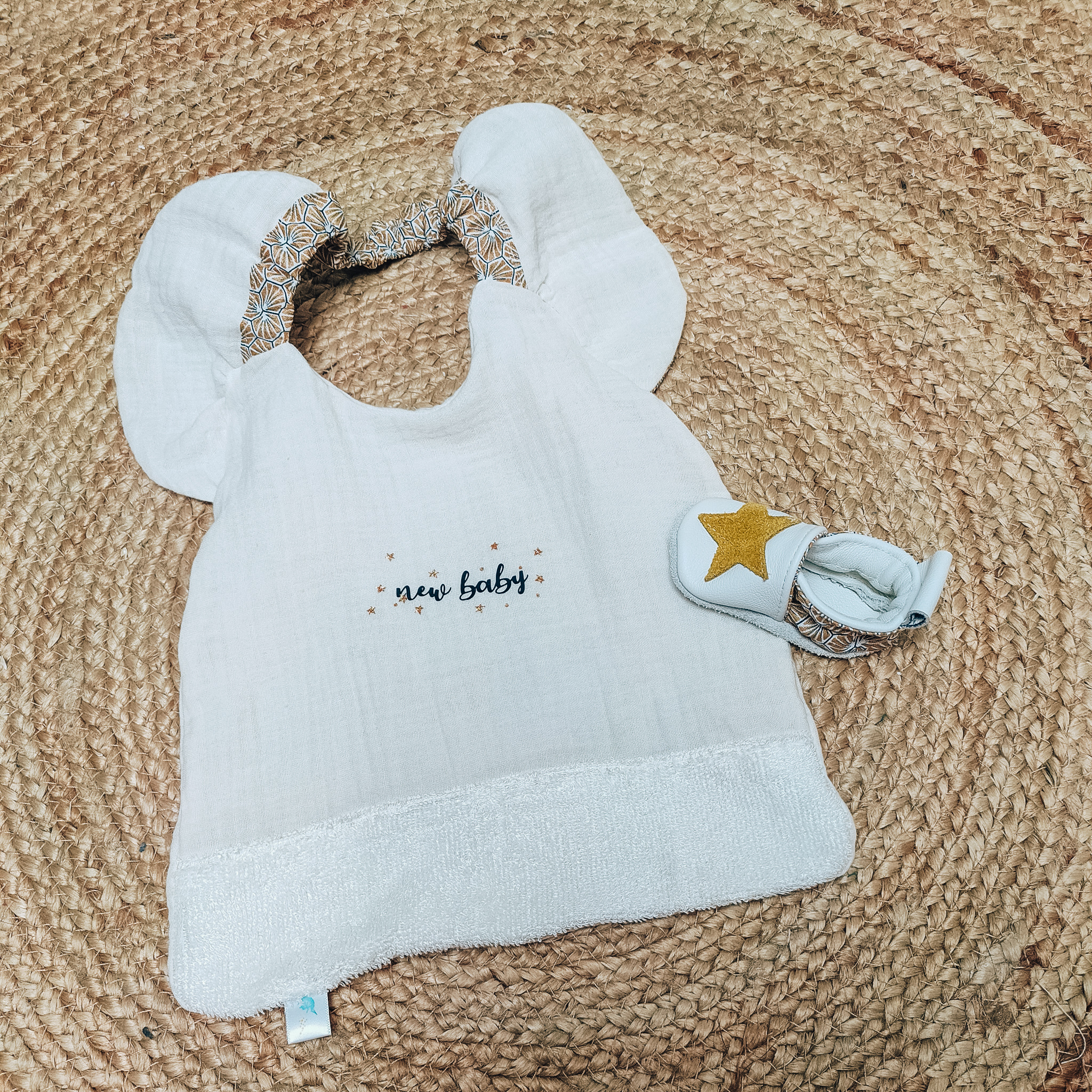 Bavoir Serviette couvrant Elastique à personnaliser | modèle Choupette à volants – Image 3