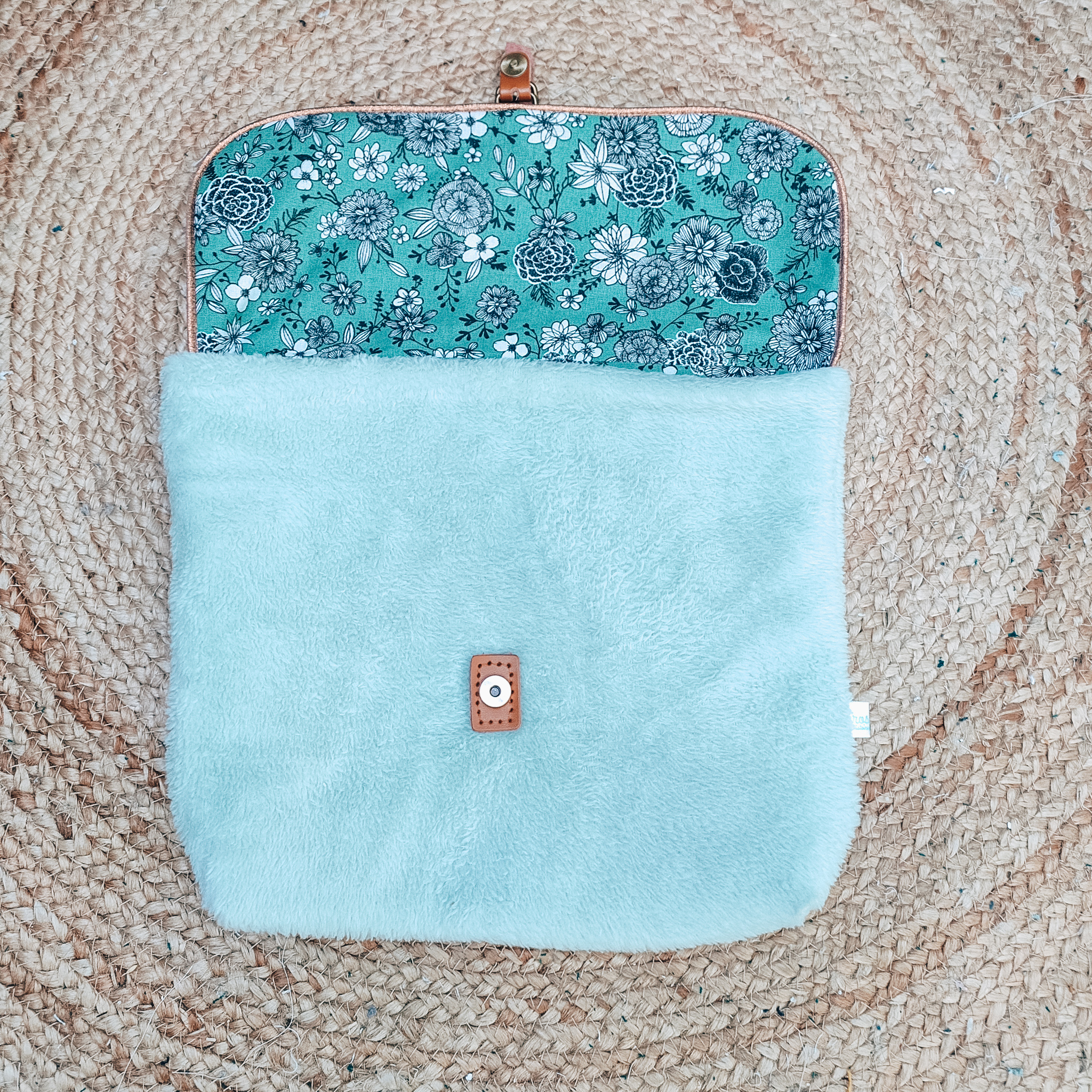 Trousse Fausse Fourrure & fermoir aimanté en cuir | Personnalisable – Image 4