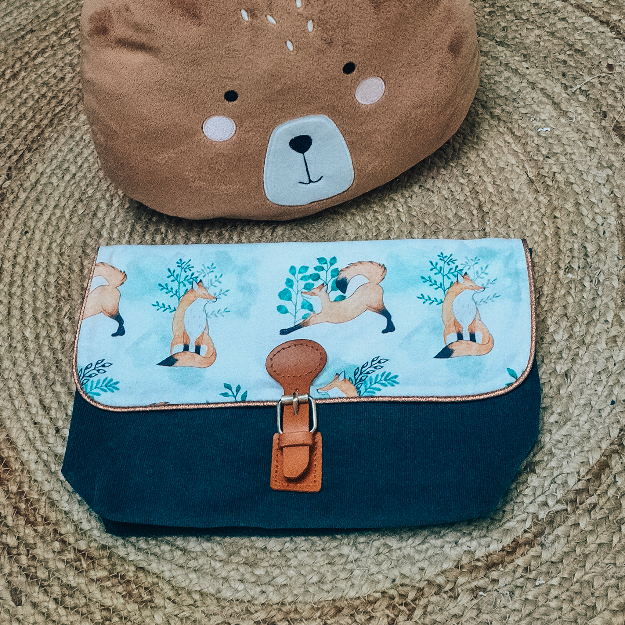 Trousse de toilette Velours vert & fermoir aimanté en cuir | Personnalisable