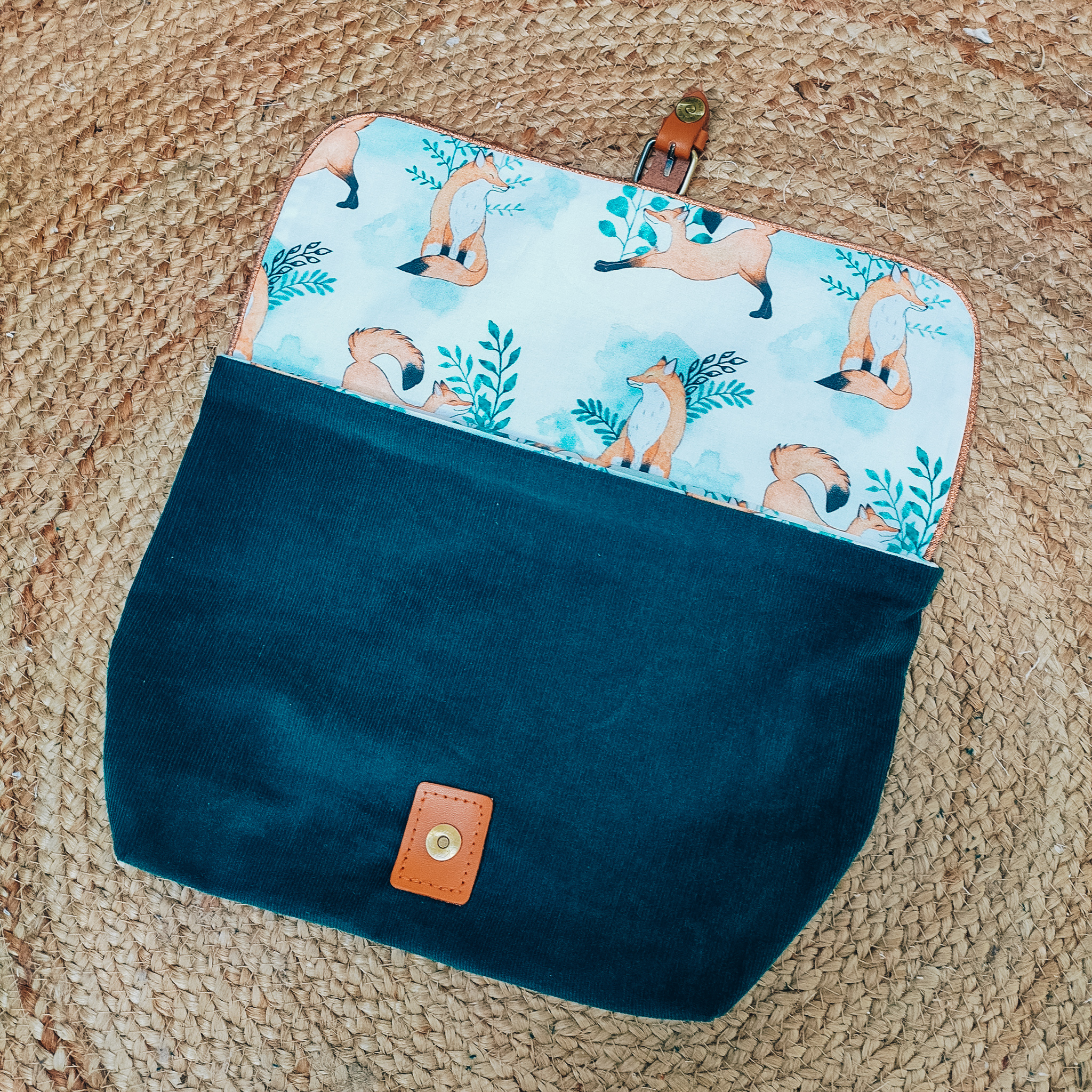 Trousse de toilette Velours vert & fermoir aimanté en cuir | Personnalisable – Image 3