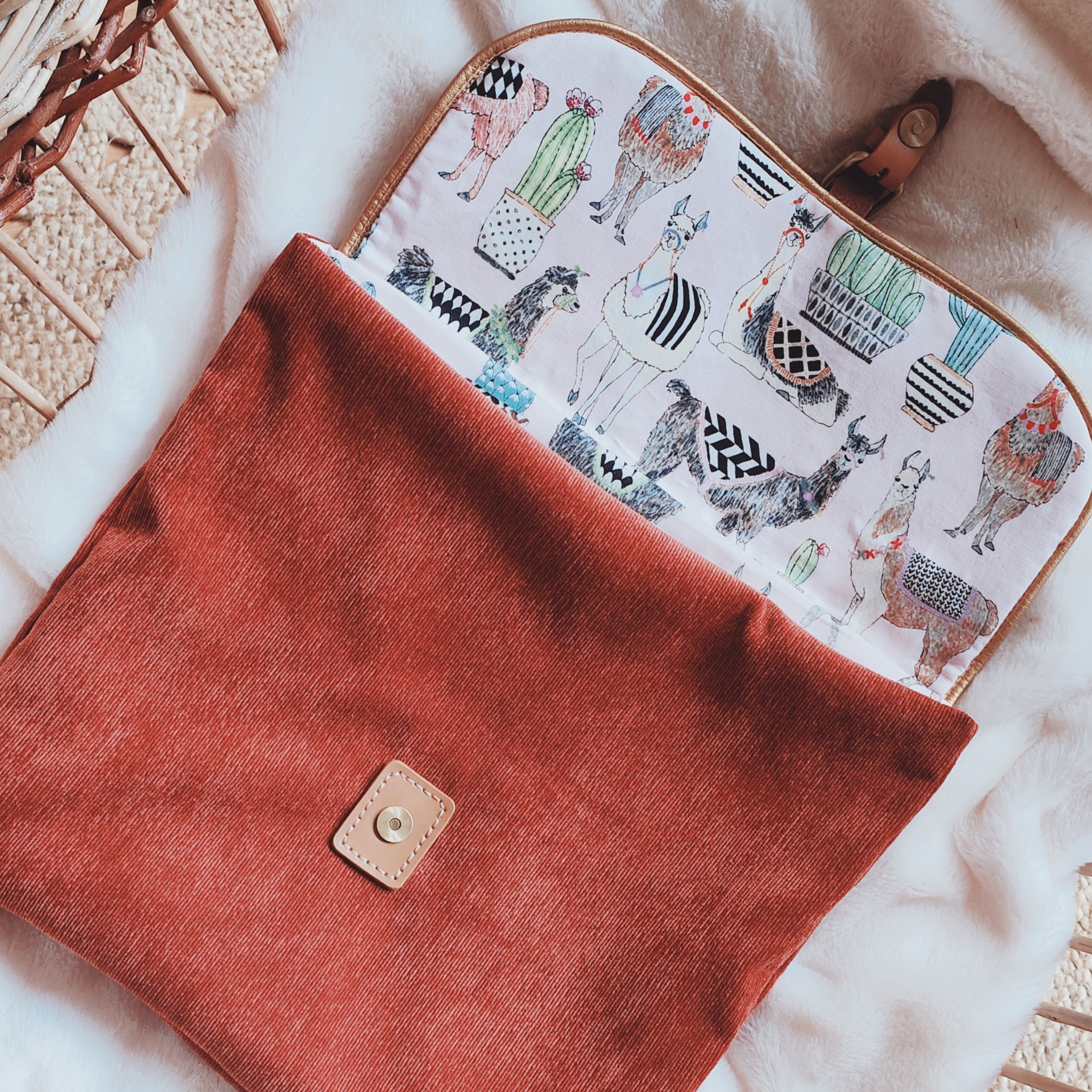 Trousse de toilette élégante Velours Brique & fermoir aimanté en Cuir | Personnalisable – Image 3