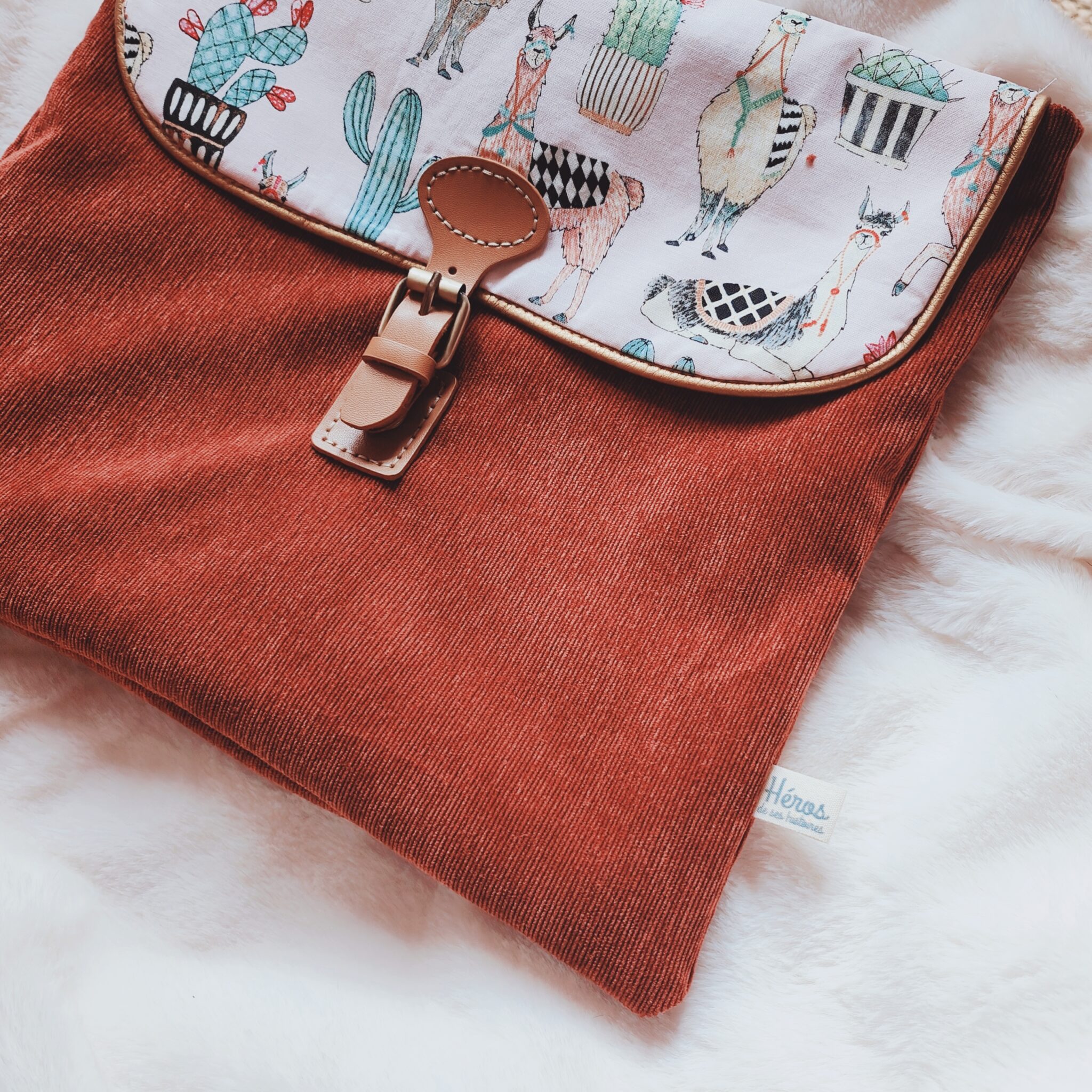 Trousse de toilette élégante Velours Brique & fermoir aimanté en Cuir | Personnalisable – Image 2